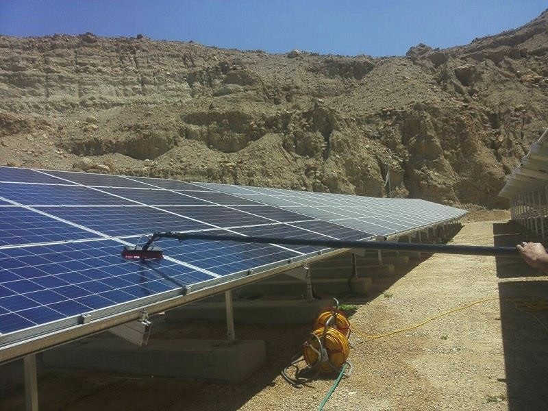 تنظيف الخلايا الشمسية بأحدث الطرق و المعدات 