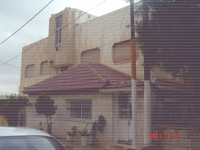 شقة دوبلكس للبيع مع سطحها في الزرقاء جبل طارق