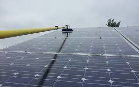 تنظيف الخلايا الشمسية بأحدث الطرق و المعدات 