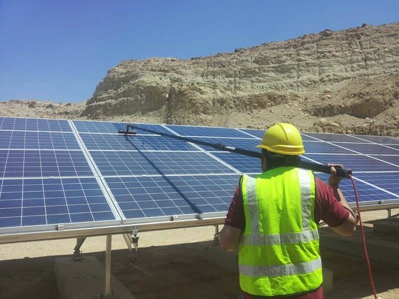 تنظيف الخلايا الشمسية بأحدث الطرق و المعدات